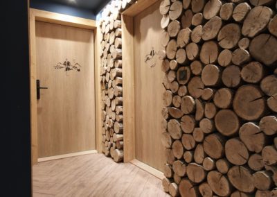 Mur de troncs de bois