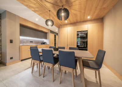 Une salle à manger avec plafonds en bois et chaises en bois.