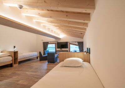 Un plafond en bois dans une pièce.