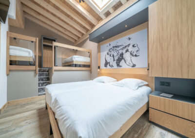 Une chambre avec un lit et un lit superposé.