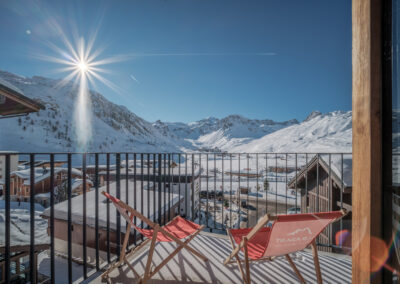 Un balcon donnant sur une montagne enneigée.