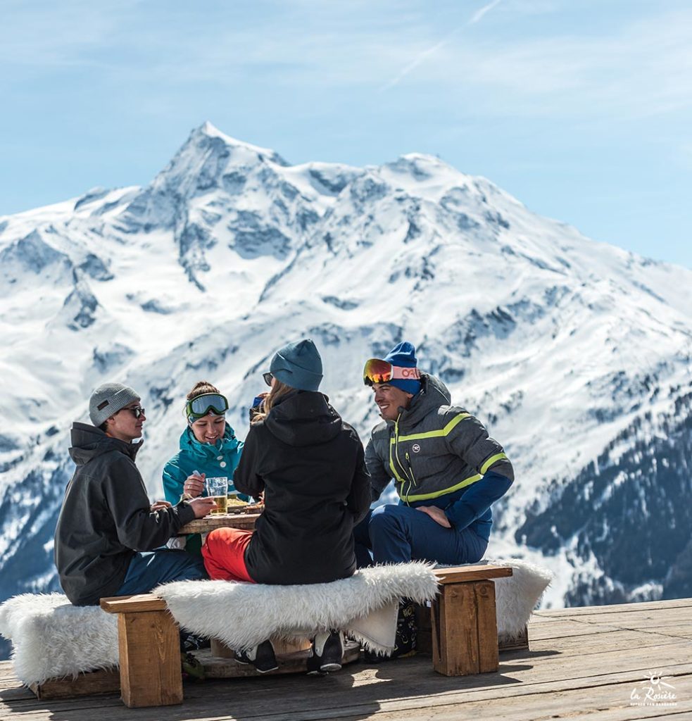 alpapart- hotel-tignes-hiver-station-terrasse-groupe