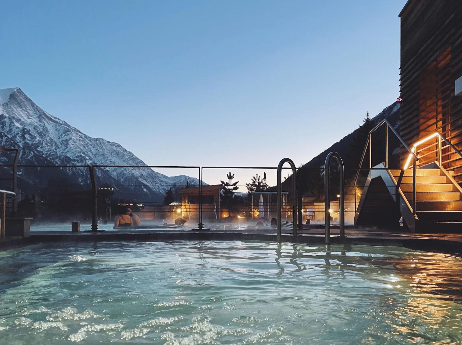 Jacuzzi extérieur dans un hôtel à Tignes 