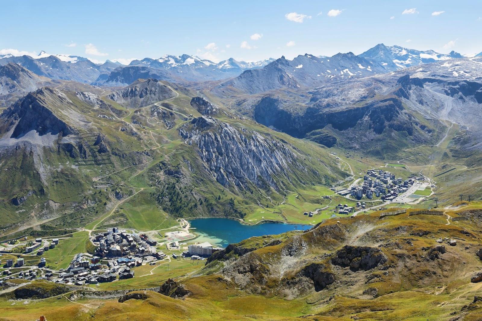 vue en hauteur sur la vallée de Tignes Val d’Isère