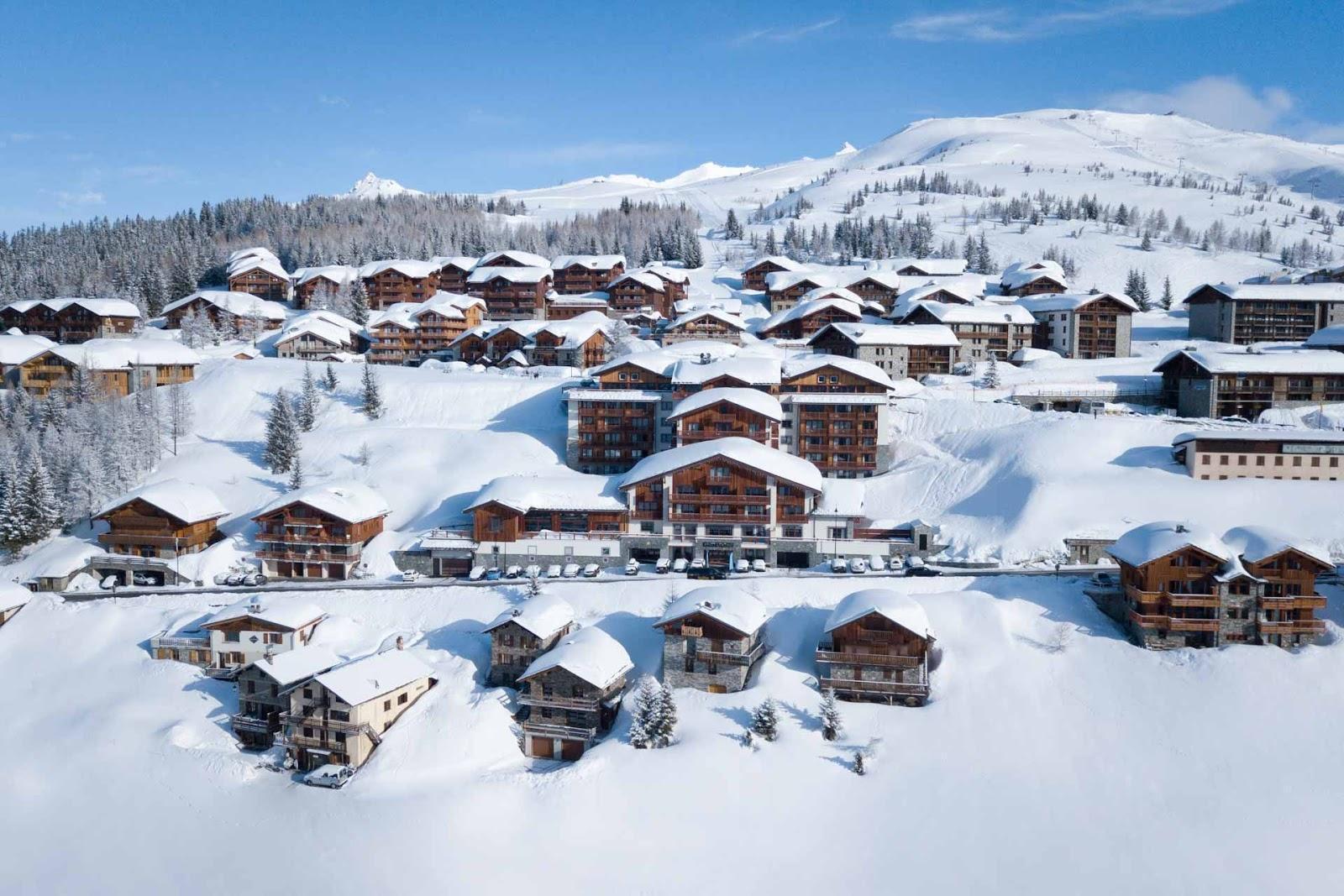 Vue de la station de montagne La Rosière dans les Alpes