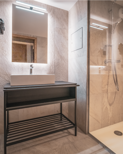 App8/10-person bathroom