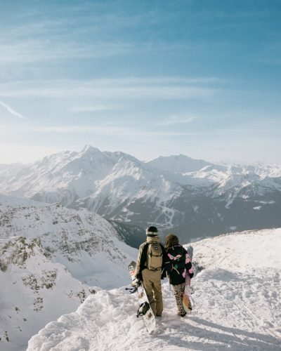 skiing couple